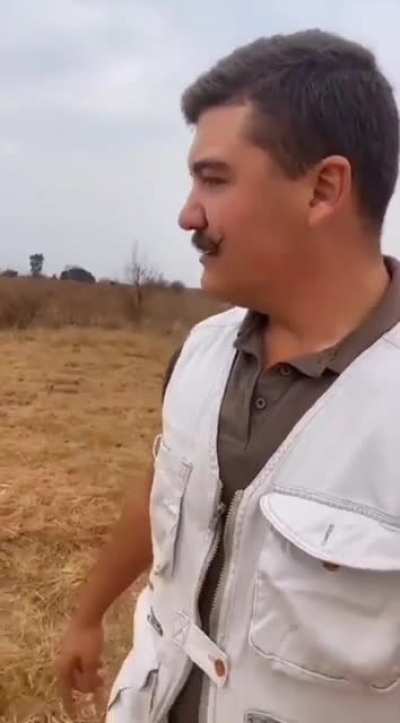 Man stop cheetah with bare hands
