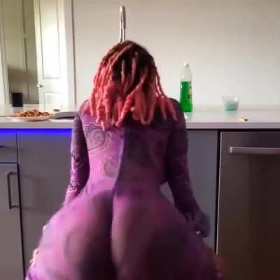 Creamy exotica throwing that ass