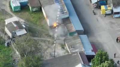 Drone footage of a Ukrainian attack on Russian soldiers in the occupied part of the Kherson region. The attack had to be very precise to not endanger the lives of Ukrainian civilians.