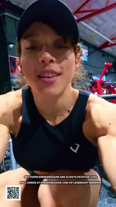 Day 53 of me flexing until I reach 1 Million/ Have my own Fornite and Marvel skin .Full flexis at shreddedgains.com #zillionaire #shreddedgains #musclegoddess #glutegoddess #carolynemarquez