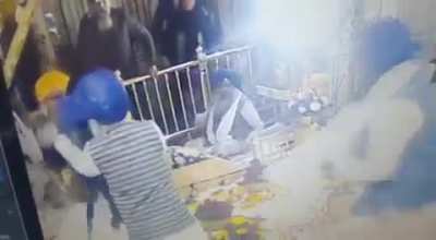 Location : GOLDEN TEMPLE : The person is no more of course (mob lynched to death)