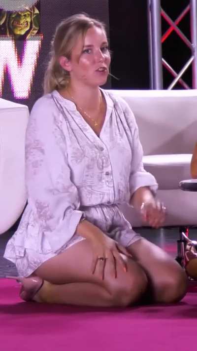 Pearl Engel nicht ganz so unschuldig in wei&szlig; 😜