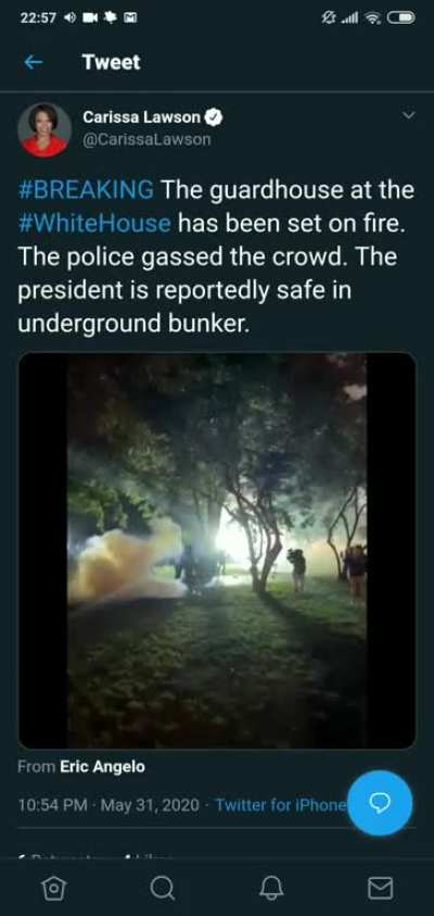 White House's guardhouse has been set on fire