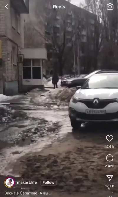 Весна, красота, люди счастливые ходят, что еще надо?
