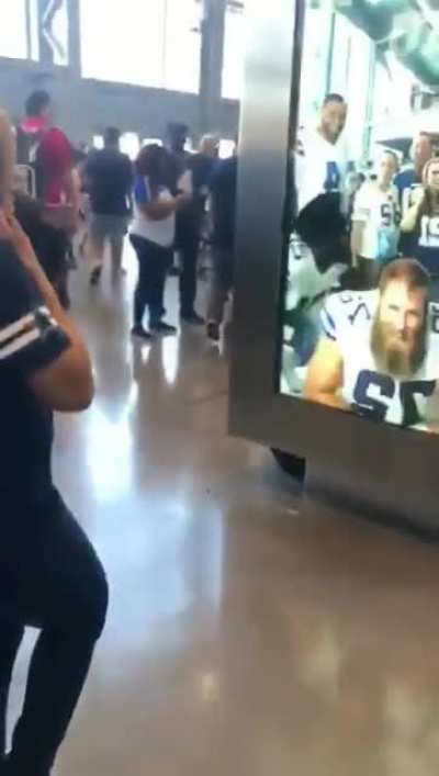 Cowboys let fans "pose with the Pros", take photos with "cowboys players"