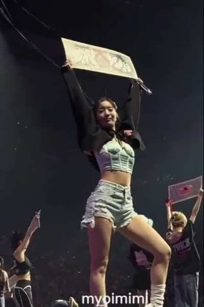 230702 (EDT) - Dahyun proudly showing her own dollar bill