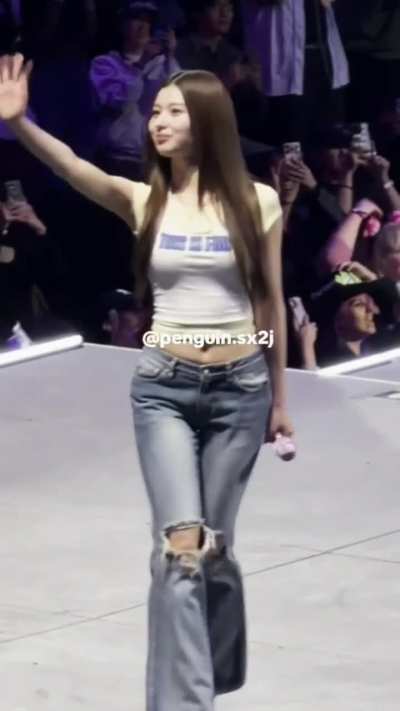260201 Sana looking so good in jeans 🔥
