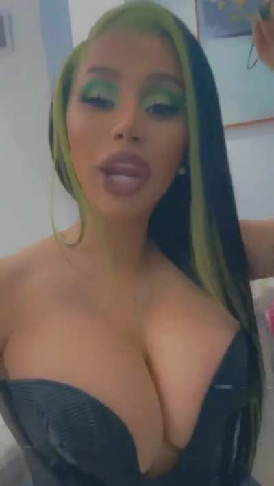 XXL CLEAVAGE