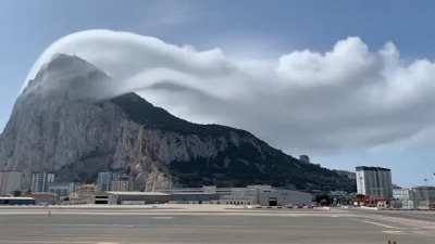 🔥 A Levanter cloud which formed at the Rock of Gilbratar. Video by MetOGibraltar on Twitter