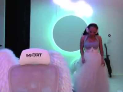 Doja Cat dancing in the Bebe Rexha&rsquo;s new song New Religion at her twitch stream