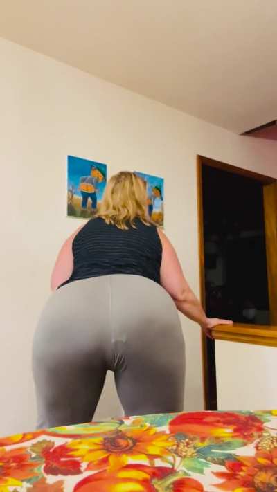 Hope you don&rsquo;t mind a MILF who likes a little wedgie picking with her farts 👩 💨 😈 💦