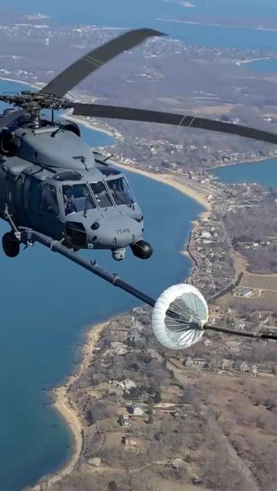 Refueling helicopter in mid-air! [by jolly_pilot]