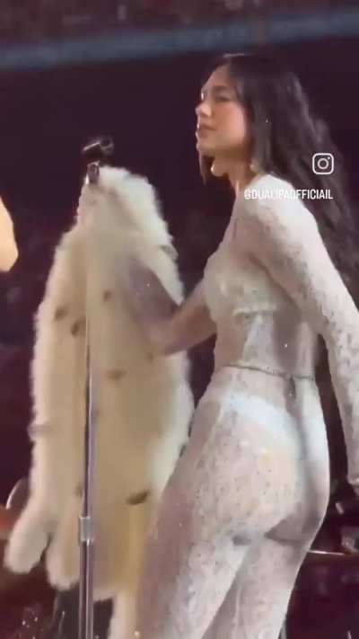 From the back 😍🥵 Dua lipa