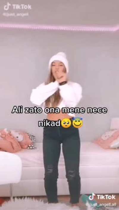 "A ona ne zna ni da ja postojim"😔