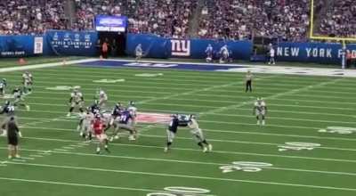[Highlight] QB Daniel Jones throwing the ball directly to the defense at Giants practice