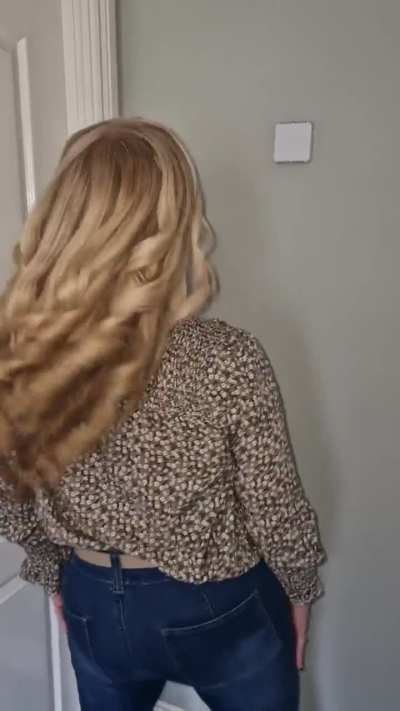 Music on… and my curls are doing their own thing tonight