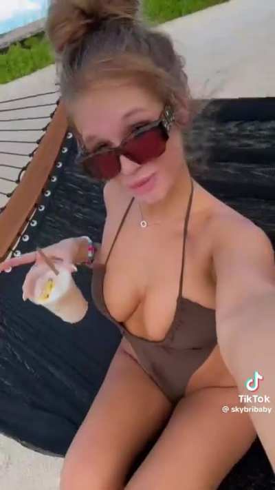 Damn she&rsquo;s hot