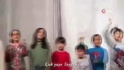 Konya'da bir grup &ccedil;ocuğa AKP genel başkanı ve cumhurbaşkanı Recep Tayyip Erdoğan'ın doğum g&uuml;n&uuml; i&ccedil;in şarkı s&ouml;ylettirildi.