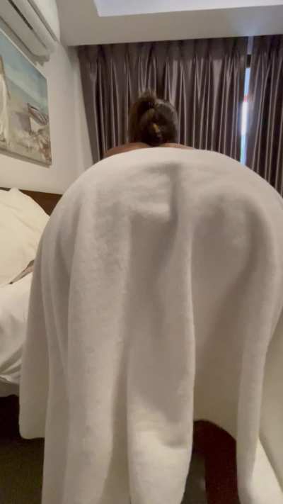 A nice booty reveal