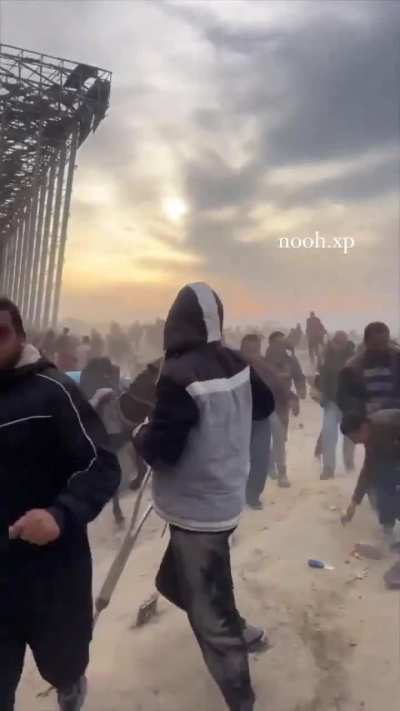 Video footage from this morning depicts Israeli tanks firing upon residents as they await aid convoys in northern Gaza. This onslaught resulted in numerous fatalities among the crowds gathered for food.