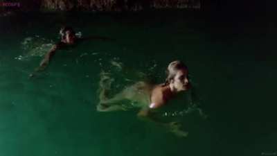 Val&eacute;rie Quennessen &amp;amp; Peter Gallagher - Summer Lovers (US1982) - Michael goes swimming, Lina joins him to the caverns (2/4)