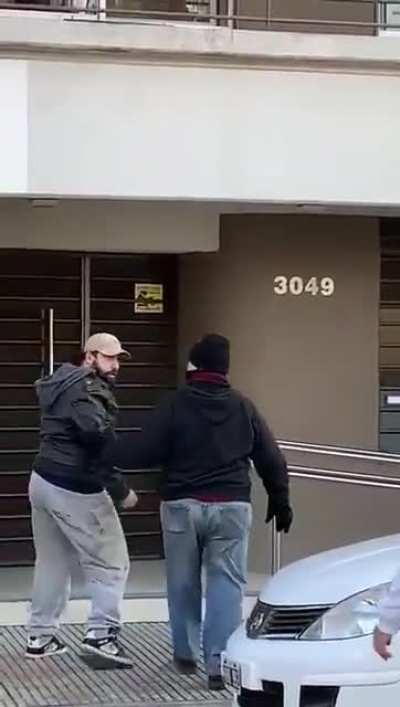 Jugando con Natalia se calent&oacute; con unos en la plaza porque ten&iacute;an la m&uacute;sica alta y se cag&oacute; a trompadas con uno 🤠