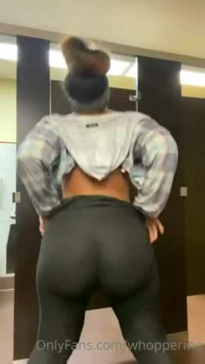 She almost got caught 🍑🚴&zwj;♀️