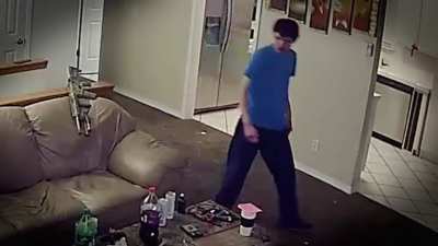 Man Fights Off Armed Home Invader to Protect Fianc&eacute;