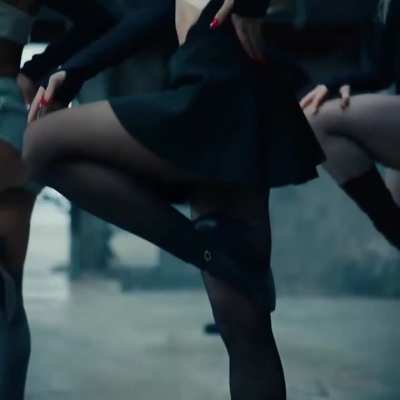 Ariana Grande has the hottest legs 😵&zwj;💫