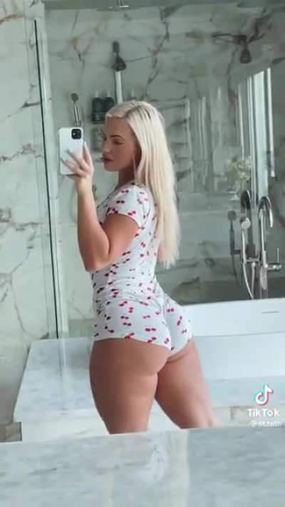 Thick ass blonde