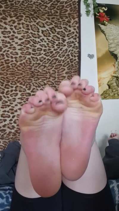 I NEED you to cum on my soles 😋