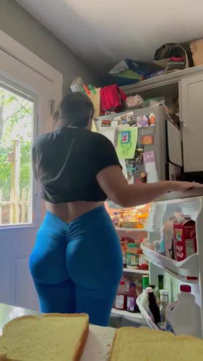 Jelly or jam? Grape or strawberry? Or maybe just check out my phatty when I turn around 🤷🏻‍♀️