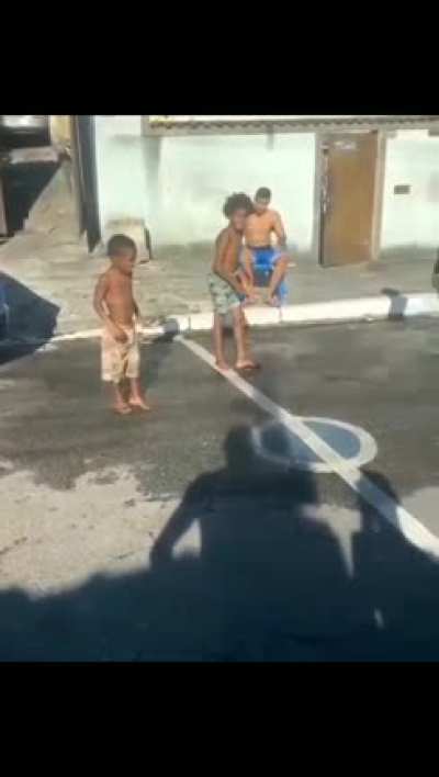 Burg quando criança dando seu 1°mortal,se n fosse o peso do crânio ia conseguir