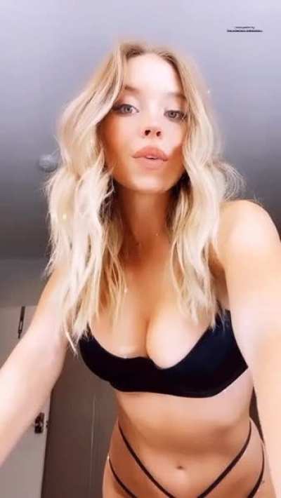 Sydney Sweeney in black lingerie🤤.