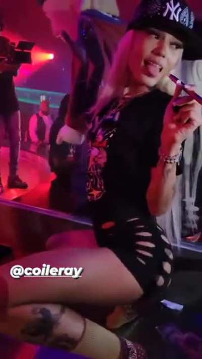 SHAKE THAT ASS