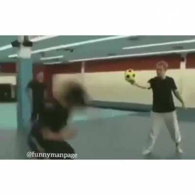 bu topun kafaya gelmesinden daha k&ouml;t&uuml; birşey varsa o da amk bebelerinin top topu &ccedil;eker mizahı