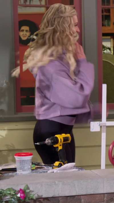 Beth Behrs in "The Neighborhood" S03E05 (2020)