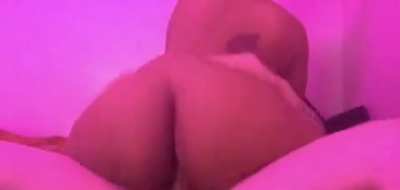 Bouncing my huge ass on my boyfriend’s BWC - OF : aellamulatto