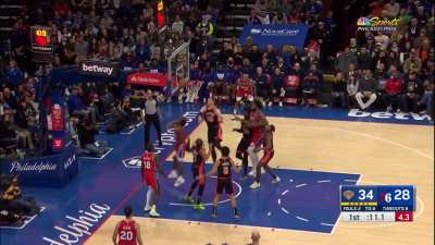 [Highlight] Hartenstein swats Maxey and Grimes gets the easiest bucket of his career to end the 1st quarter