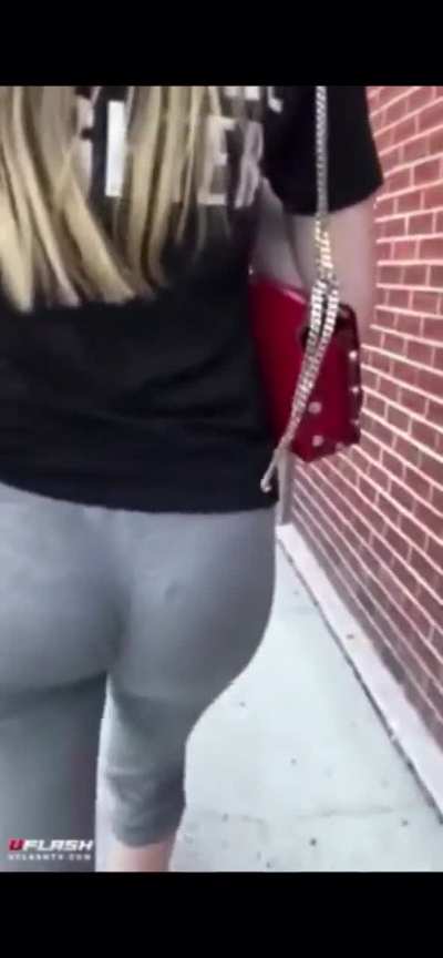 girl seemed surprised but we know she liked it😁😏(rizzy mcguiare)