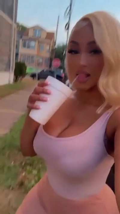 🤎👸🏽🤳🏽