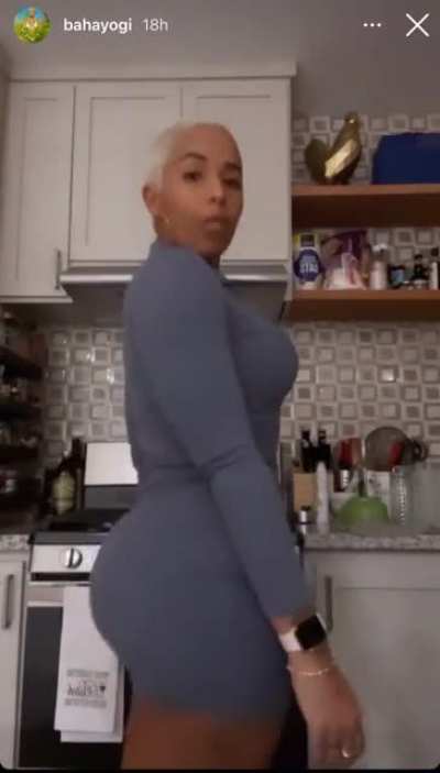 Badder Baldie: Prime Amber Rose or Bahayogi?