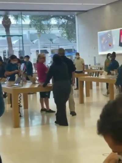 Another day, another anti mask freakout. This one is from the Miami Beach apple store.
