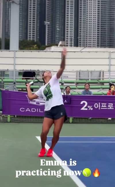 Emma on the practice court in Seoul earlier today 🇰🇷🔥