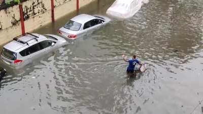 A man vlogging himself crossing the flooded streets of mumbai [OC] 23/9/20 girgaon, mumbai