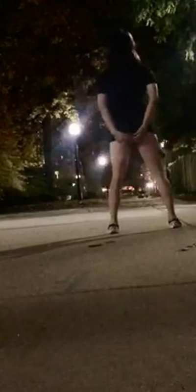 A little walk with no bottom + dildo :o