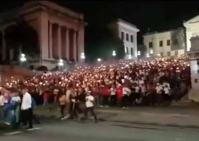 Cuba est&aacute; pegando fogo, v&iacute;deos de cubanos est&atilde;o circulando no Telegram mostrando a popula&ccedil;&atilde;o cercando as sedes do Partido Comunista e botando a ditadura para correr. Algu&eacute;m ficou sabendo disso pela imprensa tradicional?