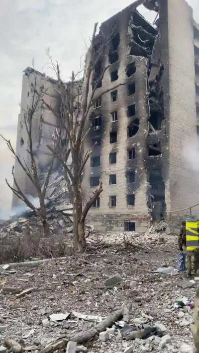 Ukrainian soldiers advance through the ruins of Bakhmut April 2023