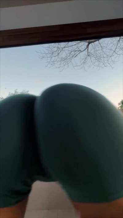 Damn, love when she smacks her cheeks