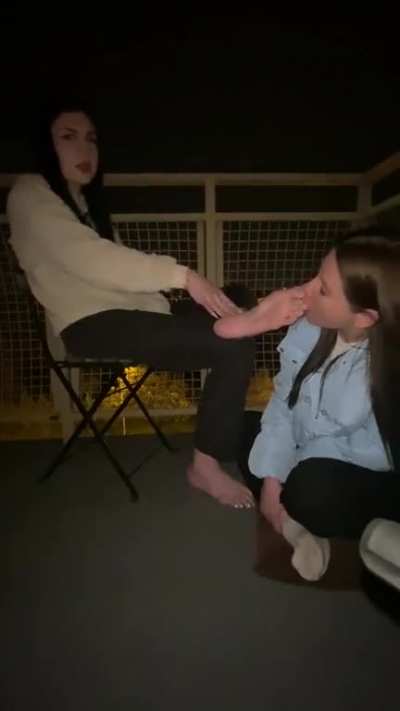 Rate how good she sucks my toes 😏